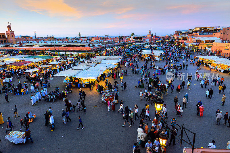 晚上Djemaa El Fna广场与库图比亚清真寺，马拉喀什，摩洛哥